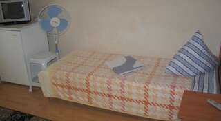 Гостиница Гостевой Дом на Молодежной Солнечногорское Односпальная кровать в общем номере-4